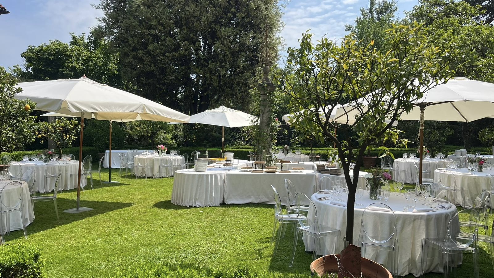 Giardino con tavoli allestiti per un evento