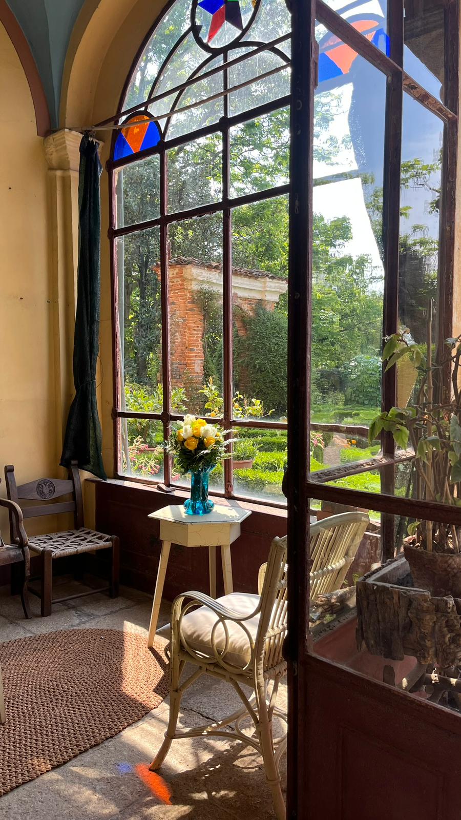 Ingresso con vetri colorati e giardino