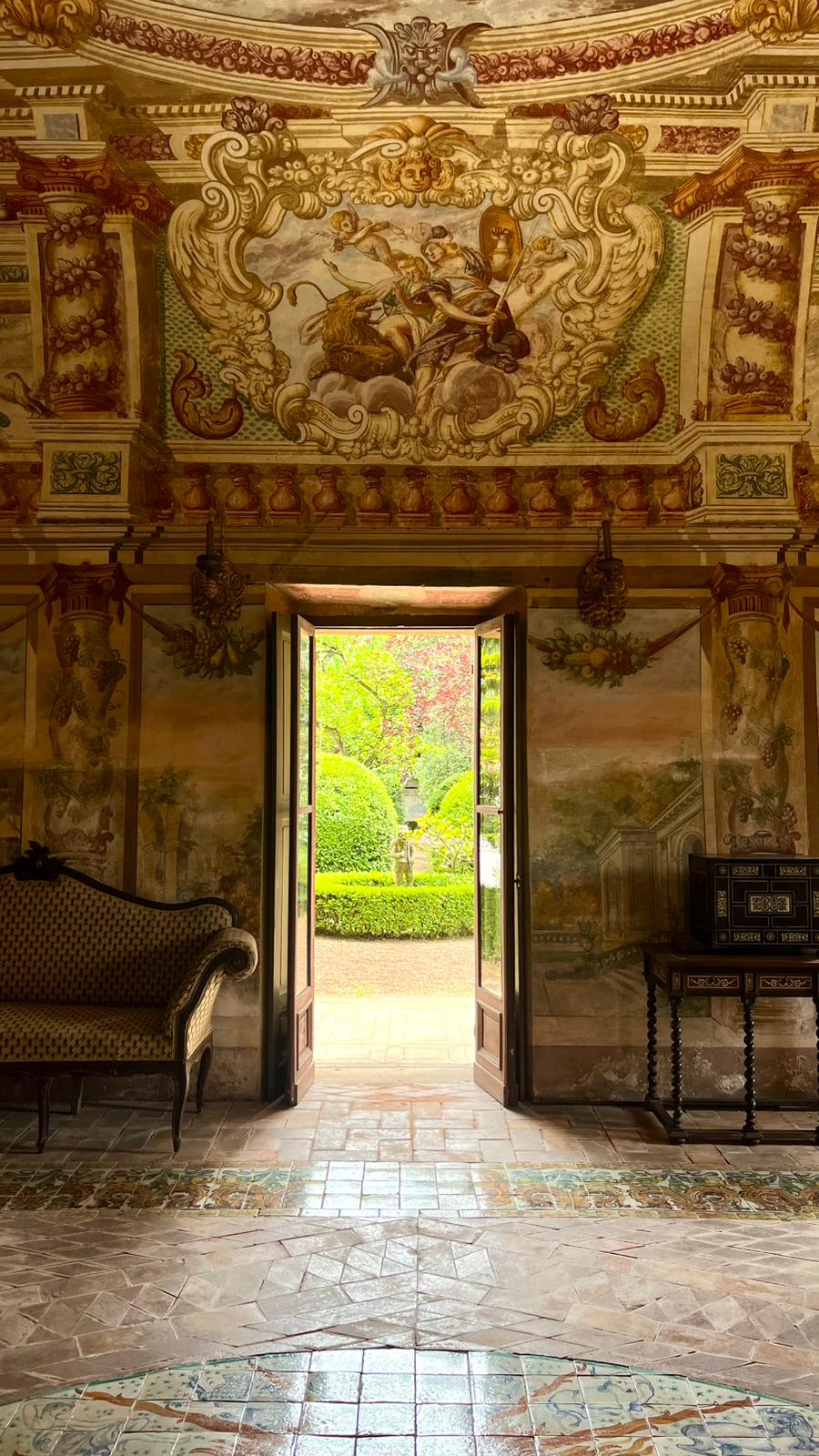 Salone affrescato con vista sul giardino