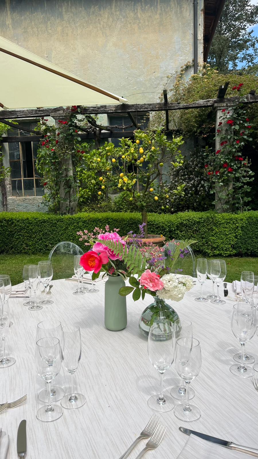 Tavola apparecchiata con fiori e limoni