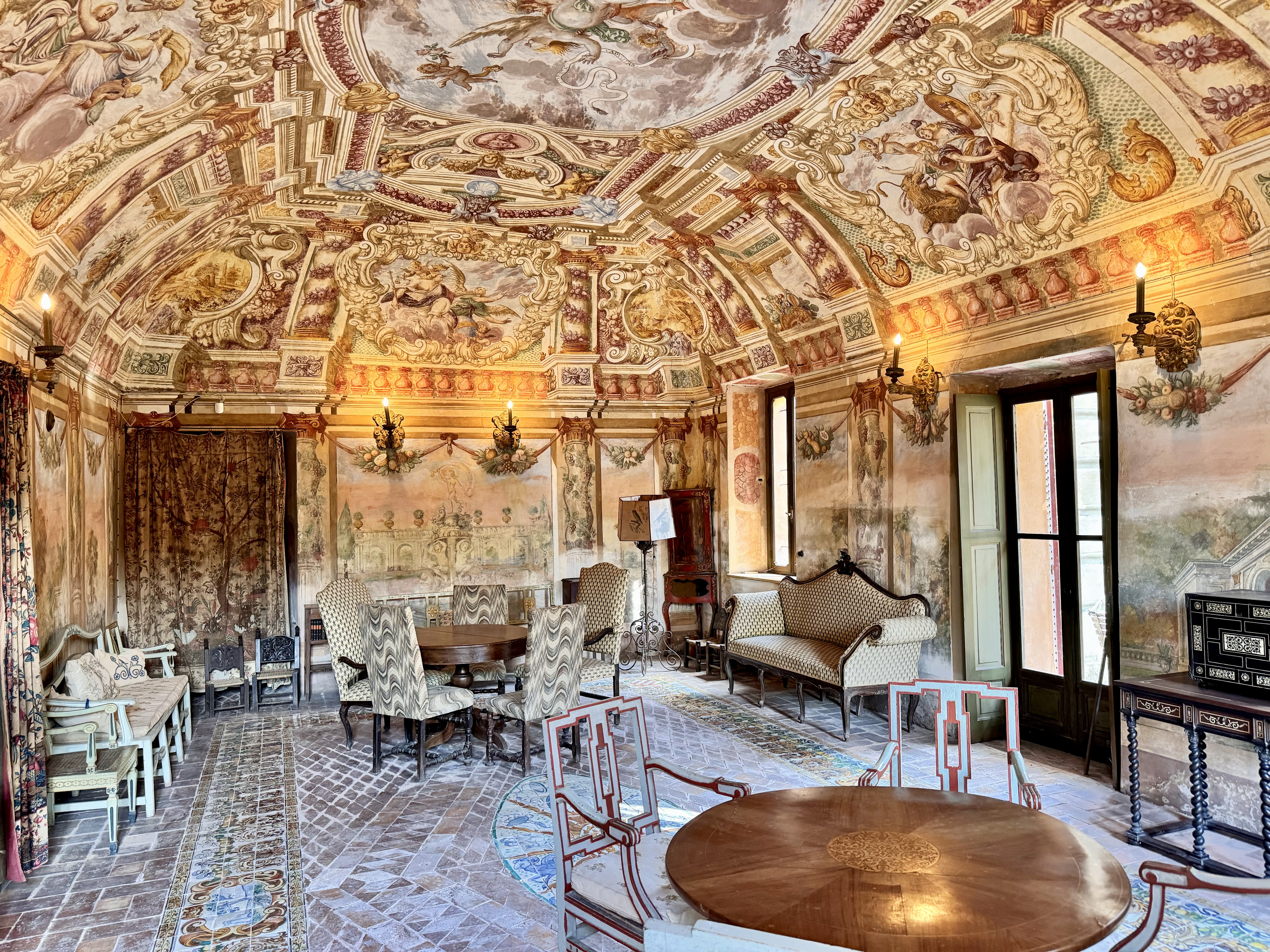 Il salone affrescato