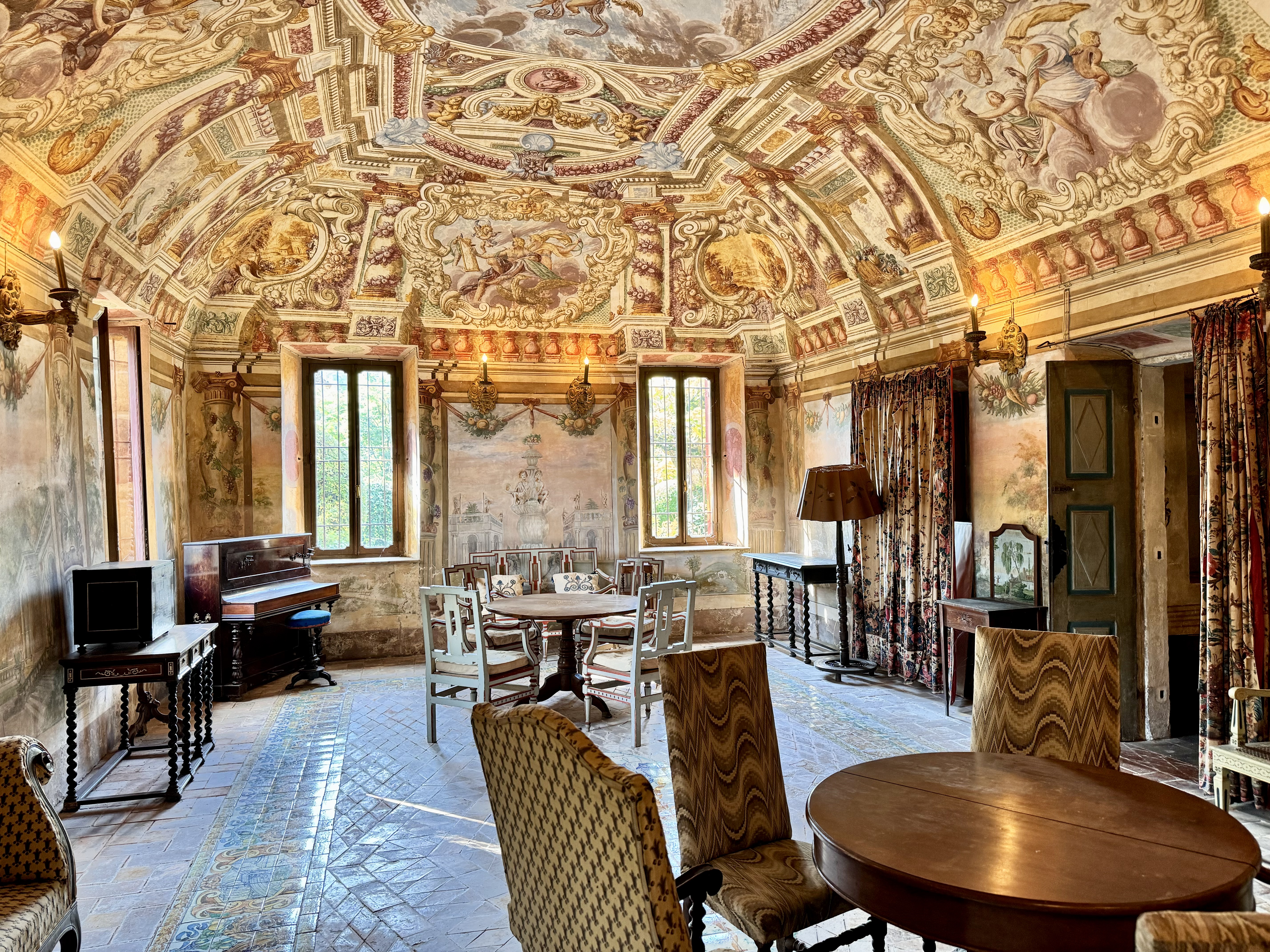 Salone affrescato con arredi antichi