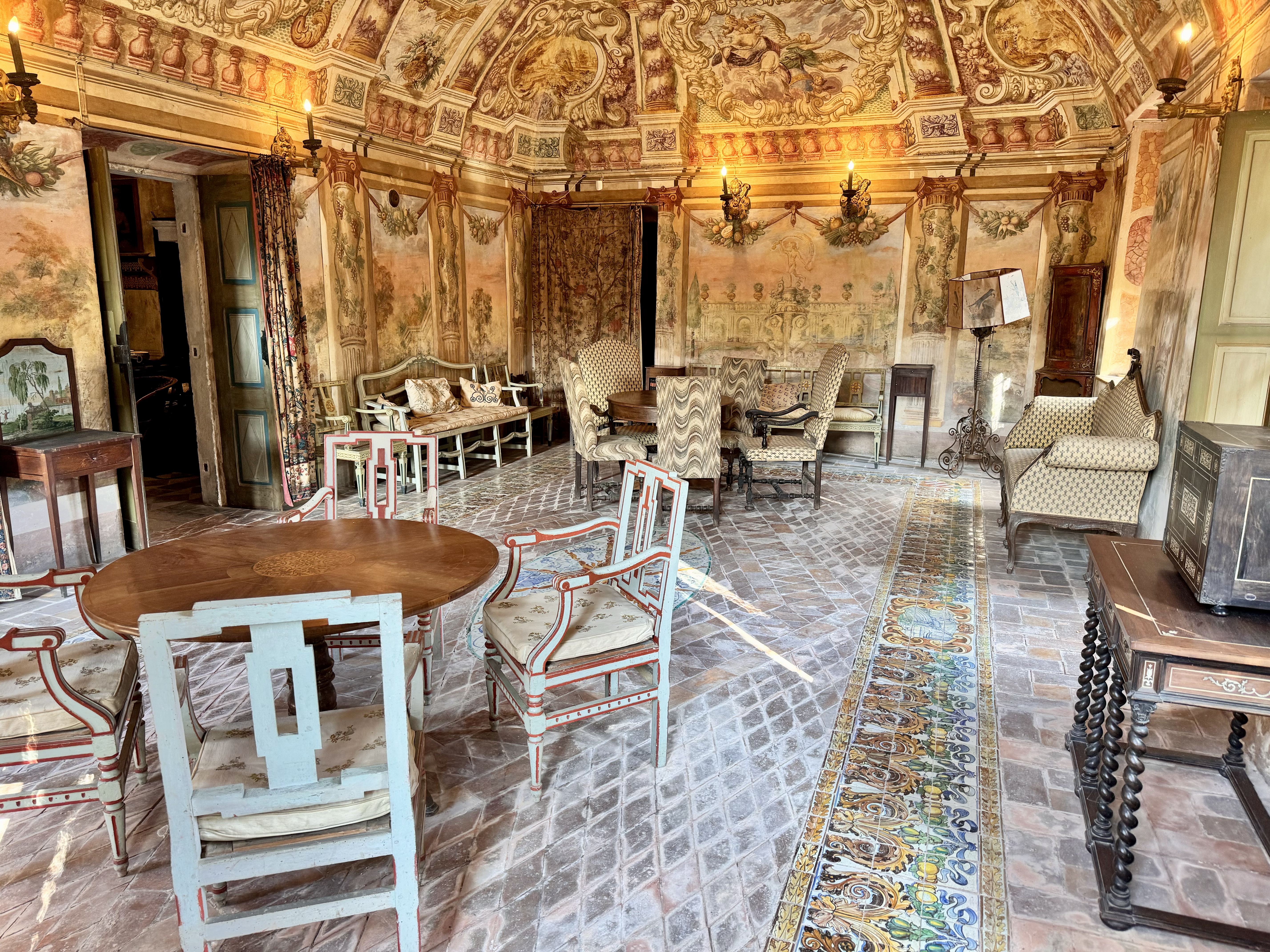 Salone con affreschi