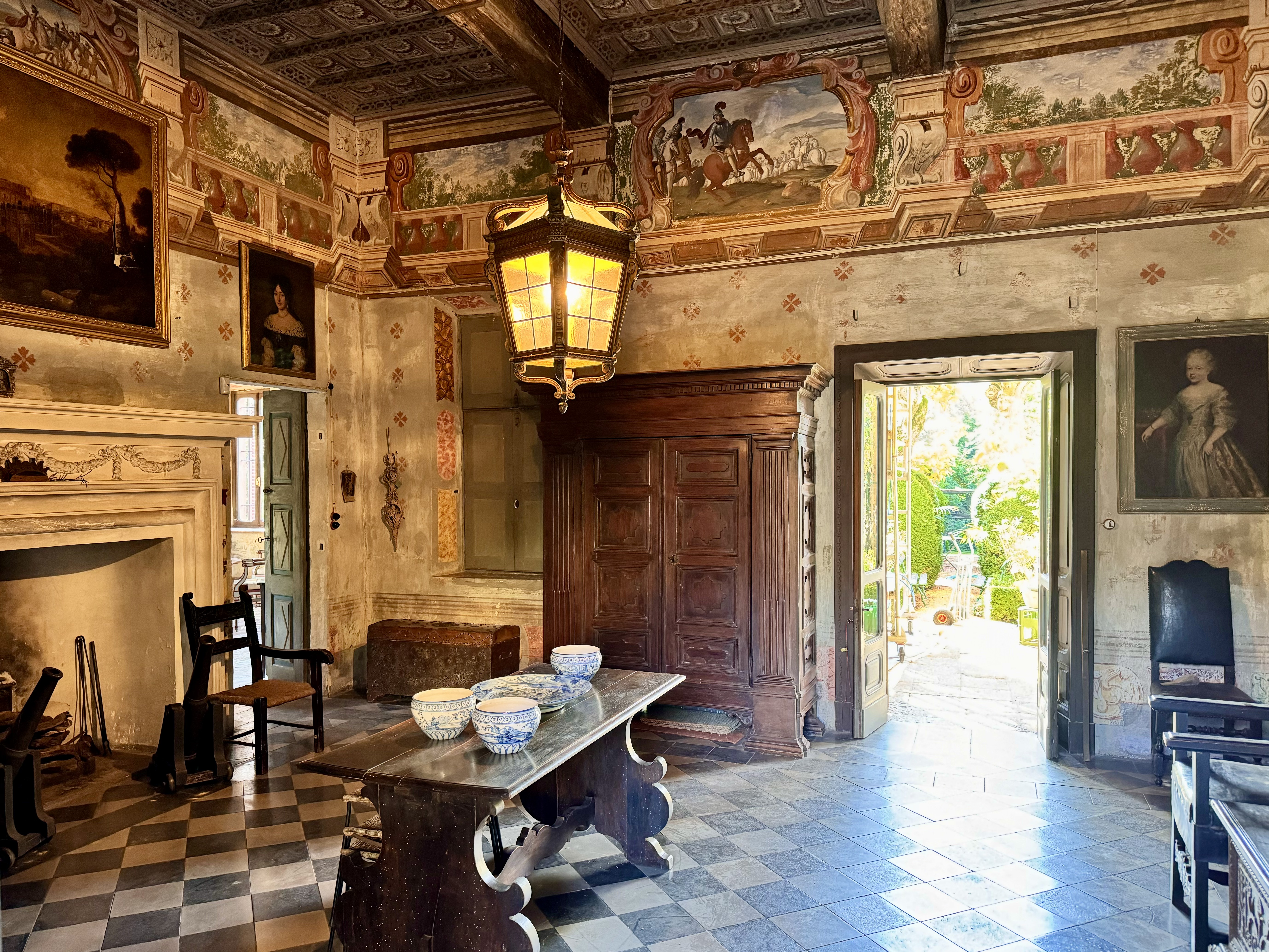 Sala con mobili d'epoca