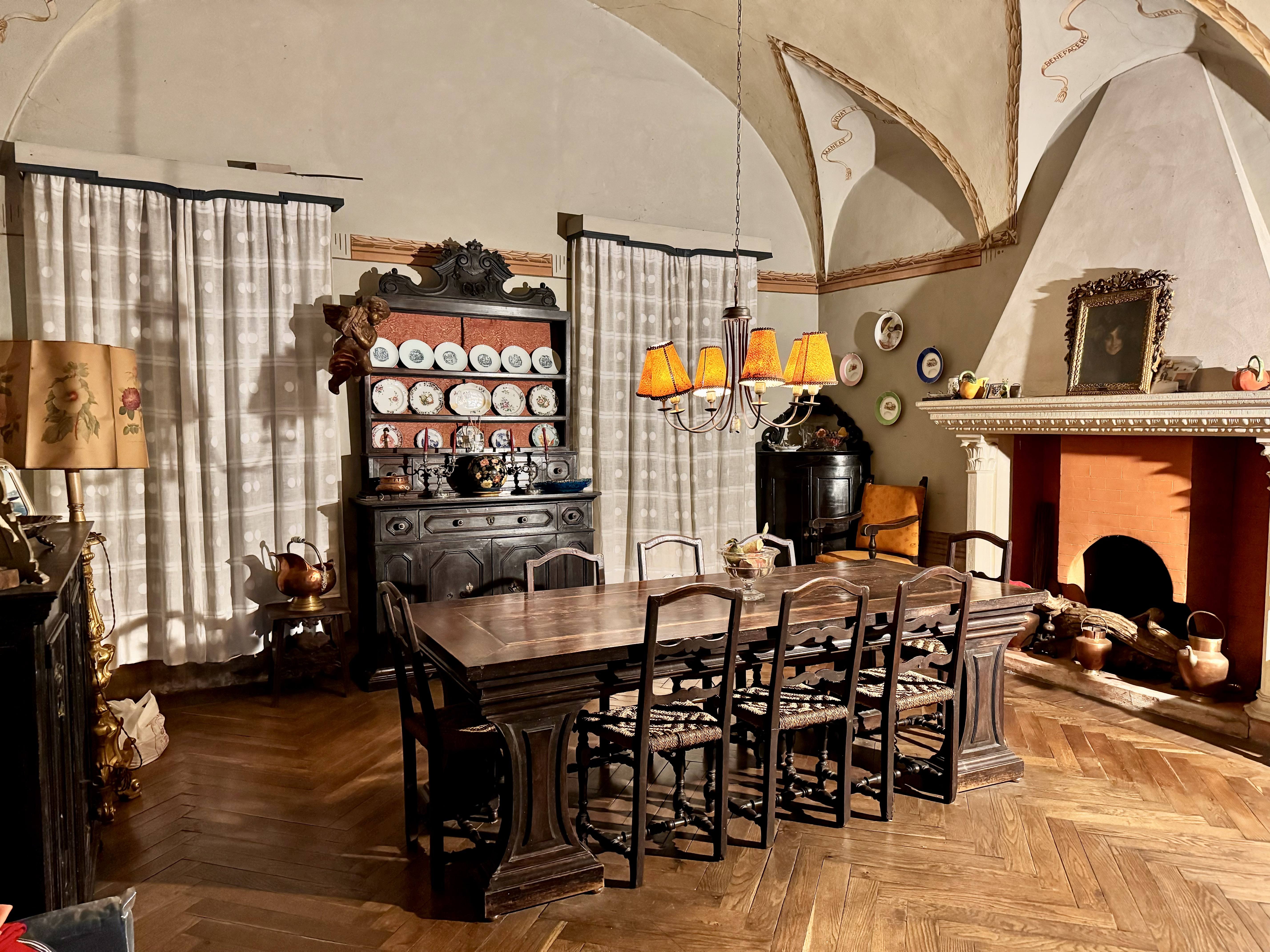 Stanza con affreschi