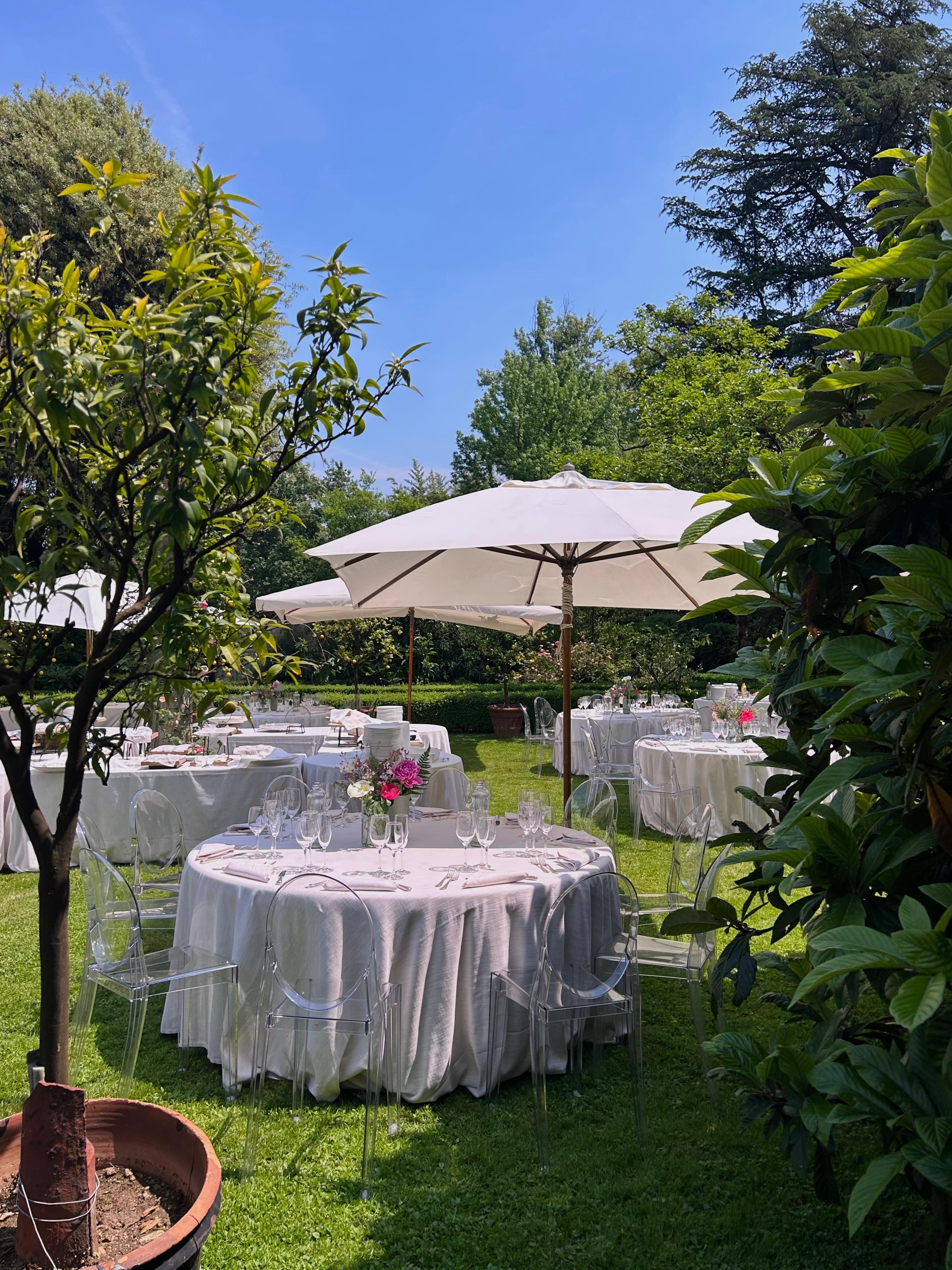 Tavolo con posate e giardino sullo sfondo
